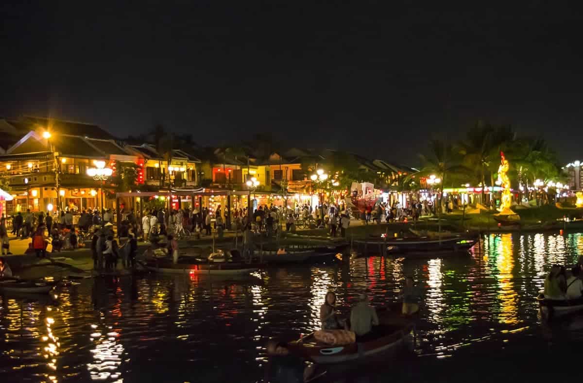 Backpacking Hoi An Itinerary: 3 Days In Hoi An Travel Tips 11 boats on the river under nightfall while spending 3 days in hoi an itinerary