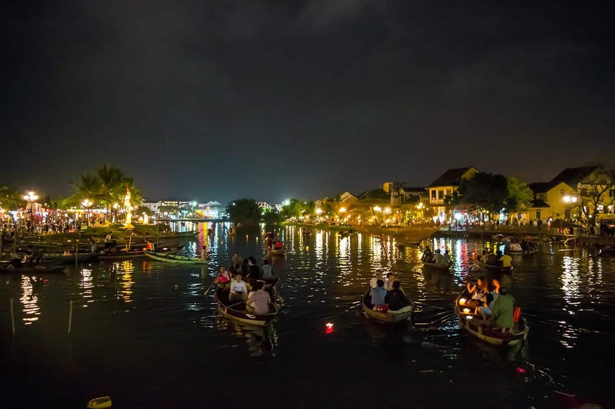 Backpacking Hoi An Itinerary: 3 Days In Hoi An Travel Tips 4 laterns in the river in hoi an