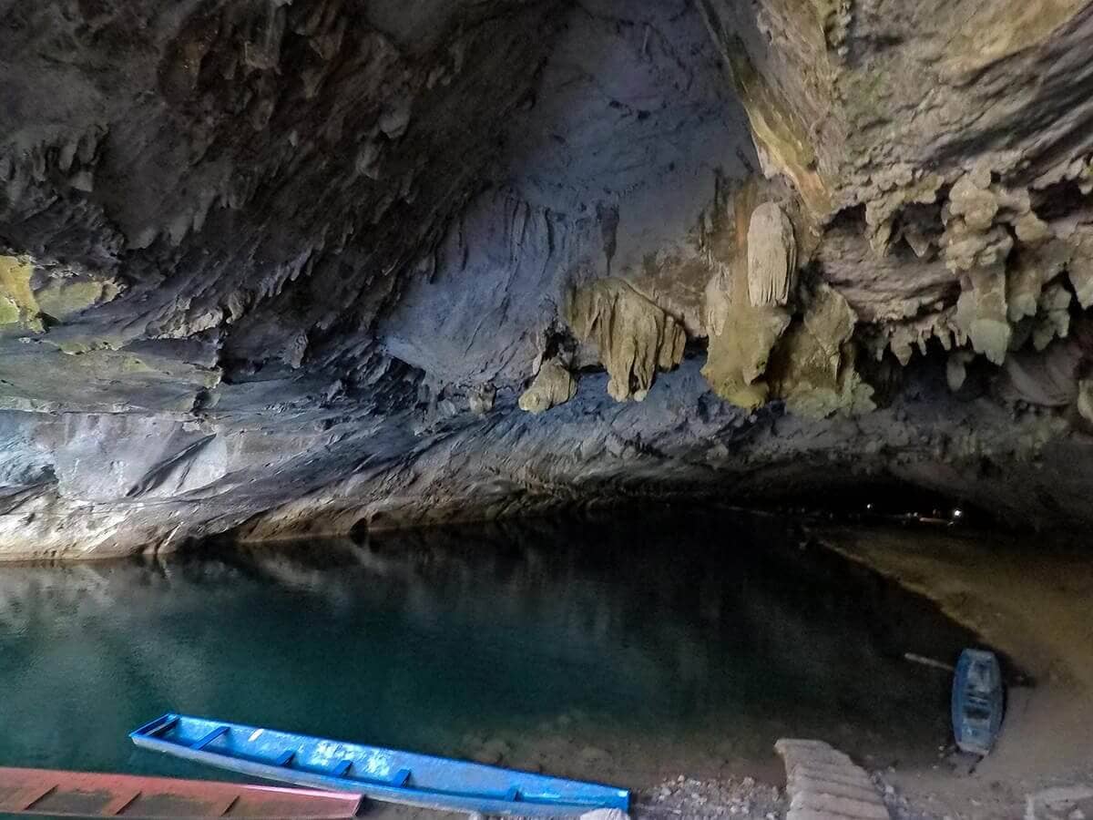 inside of kong lor cave boats