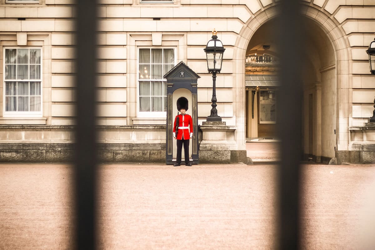 Backpacking London: All Budget Travelers Need To Know 19 buckingham palace backpacking london