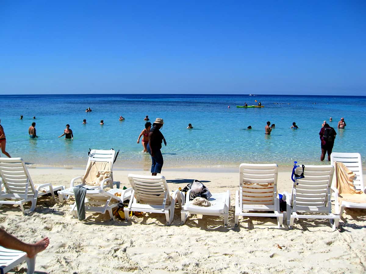 The 9 BEST Beaches In Roatan Worth Visiting 2025 12 you can find a few crowds on tabyana beach especially during the high season or when a cruise ship is visiting