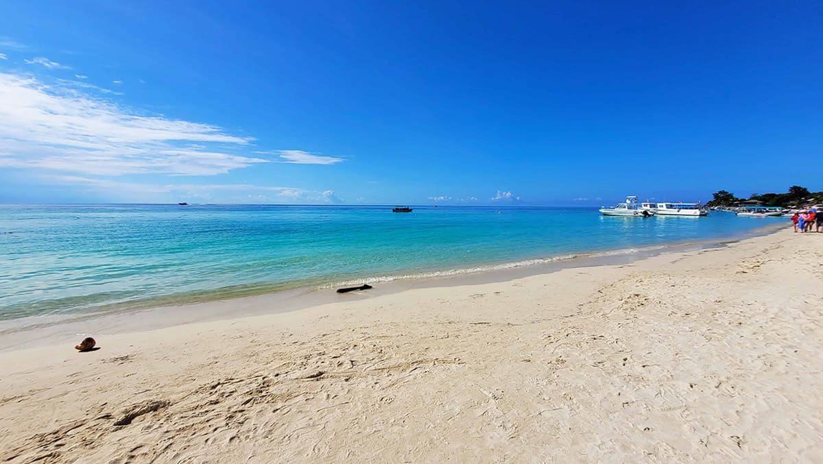 The 9 BEST Beaches In Roatan Worth Visiting 2025 10 enjoy white sandy beaches at west bay in roatan