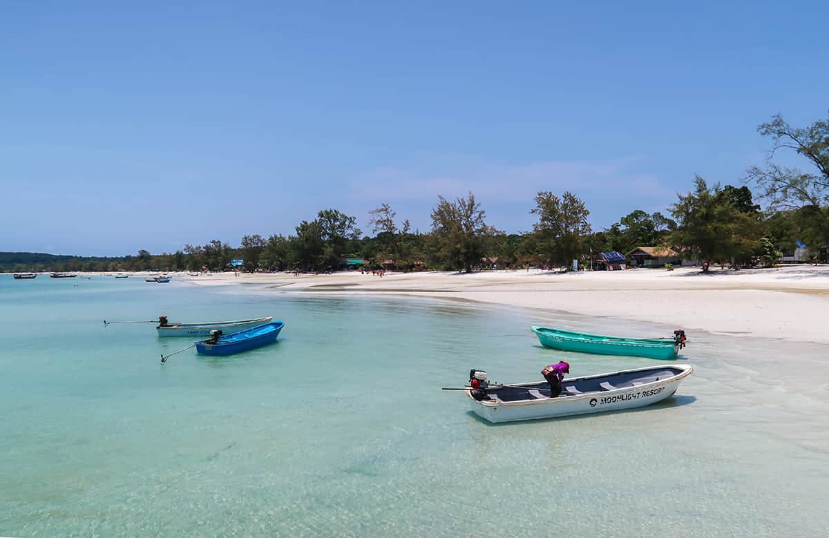 The 6 Best Beaches On Koh Rong Samloem 5 the quite shoreline of saracen bay on koh rong samloem