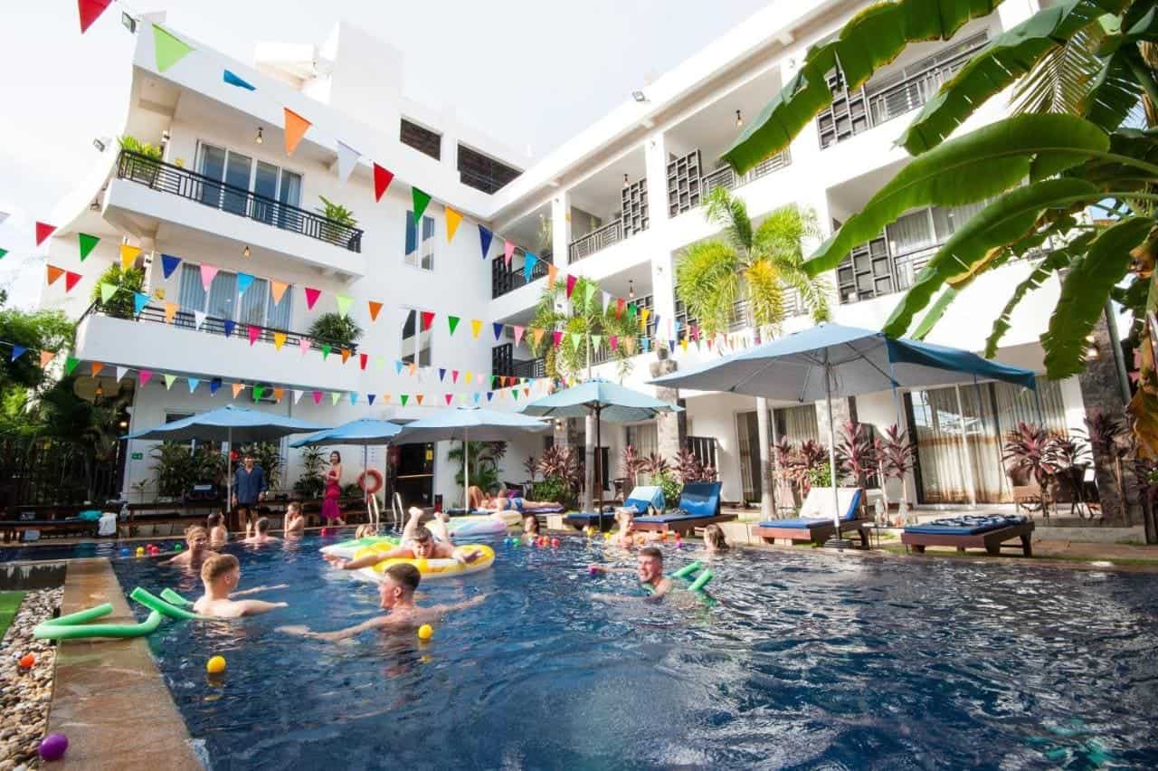 The Best Hostels In Siem Reap: Get The Most For Your Money 11 pool party at mad monkey hostel in siem reap