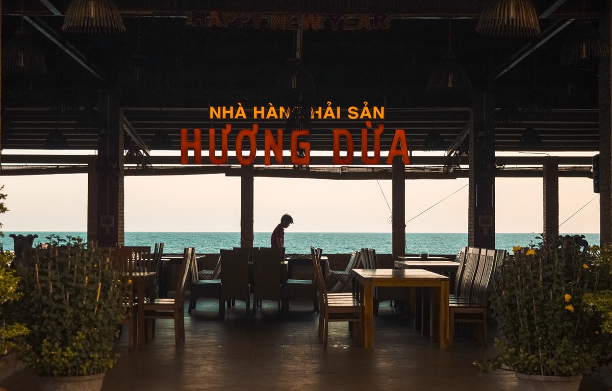 Best Things To Do In Mui Ne, Vietnam 11 man setting up a restaurant in mui ne