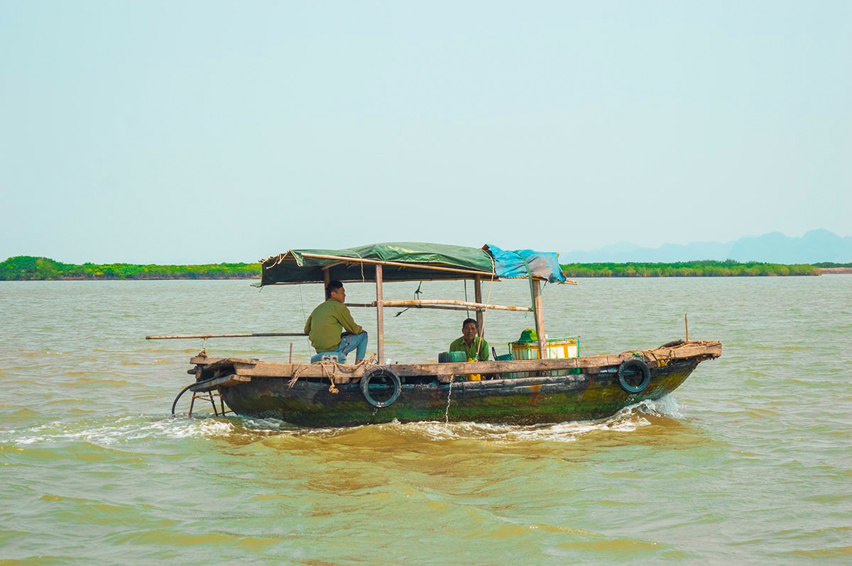 Explore Ha Long Bay On A Budget, Vietnam 12 Ha Long Bay On A Budget, Vietnam | Cheap Ha Long Bay Cruise | Cat Ba Island | Adventure | Backpack South East Asia | Travel | Backpacking | Must Visit | Do Not Miss | Vietnam | Ha Long Bay Cruise | Ocean Tours | Adventure | Photography | Backpackers Wanderlust |