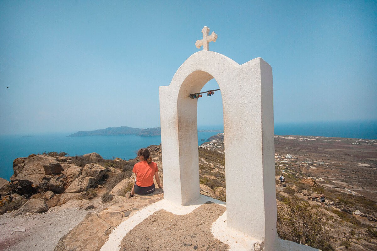 church over island hike oia to fira