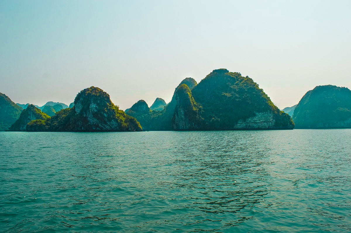 Explore Ha Long Bay On A Budget, Vietnam 5 Ha Long Bay On A Budget, Vietnam | Cheap Ha Long Bay Cruise | Cat Ba Island | Adventure | Backpack South East Asia | Travel | Backpacking | Must Visit | Do Not Miss | Vietnam | Ha Long Bay Cruise | Ocean Tours | Adventure | Photography | Backpackers Wanderlust |