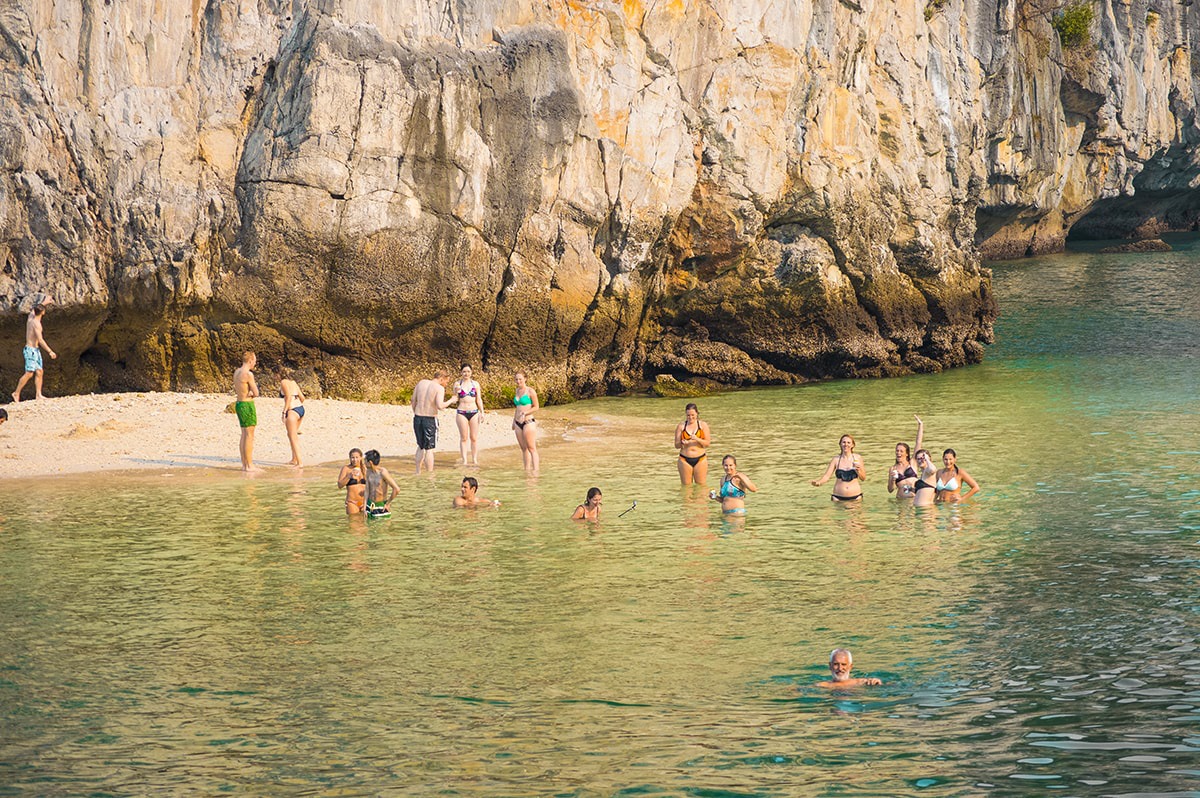 Explore Ha Long Bay On A Budget, Vietnam 25 Ha Long Bay On A Budget, Vietnam | Cheap Ha Long Bay Cruise | Cat Ba Island | Adventure | Backpack South East Asia | Travel | Backpacking | Must Visit | Do Not Miss | Vietnam | Ha Long Bay Cruise | Ocean Tours | Adventure | Photography | Backpackers Wanderlust |