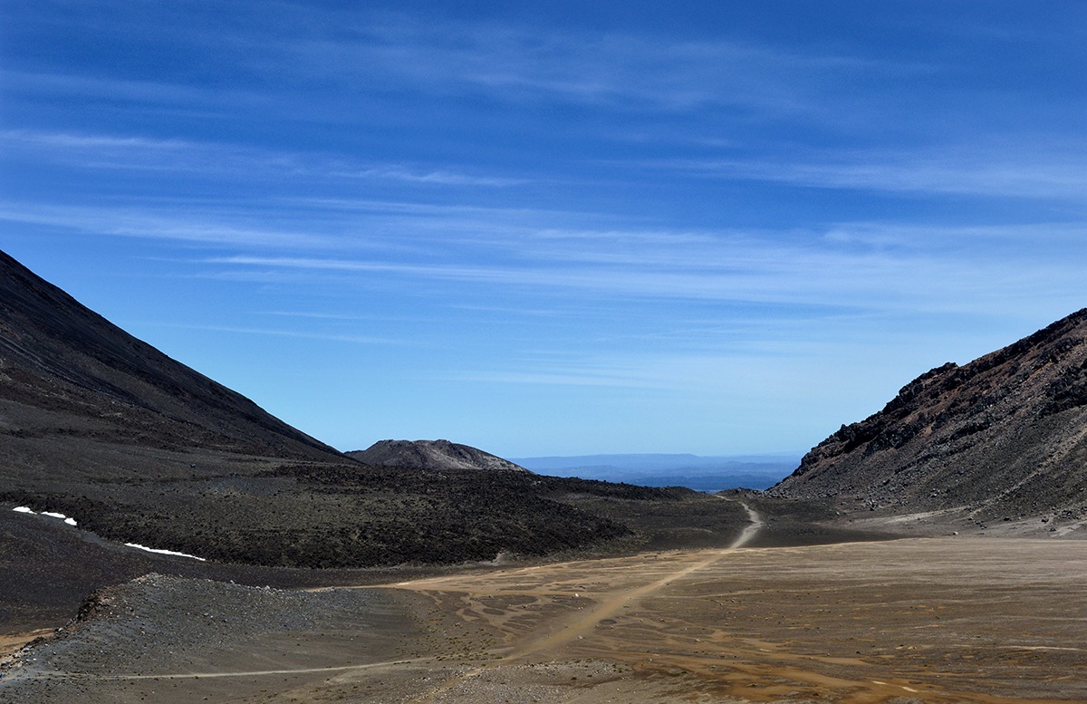 Hiking The Tongariro Alpine Crossing, New Zealand 2 Tongariro crossing path