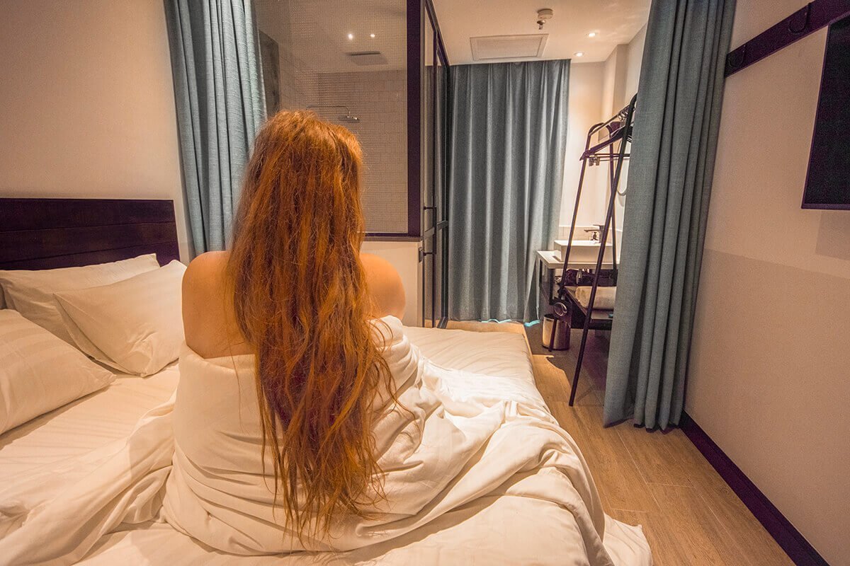 Tune Hotel klia2 The Perfect Airport Stay In Kuala Lumpur 5 tasha amy in bedroom at tune hotel klia2