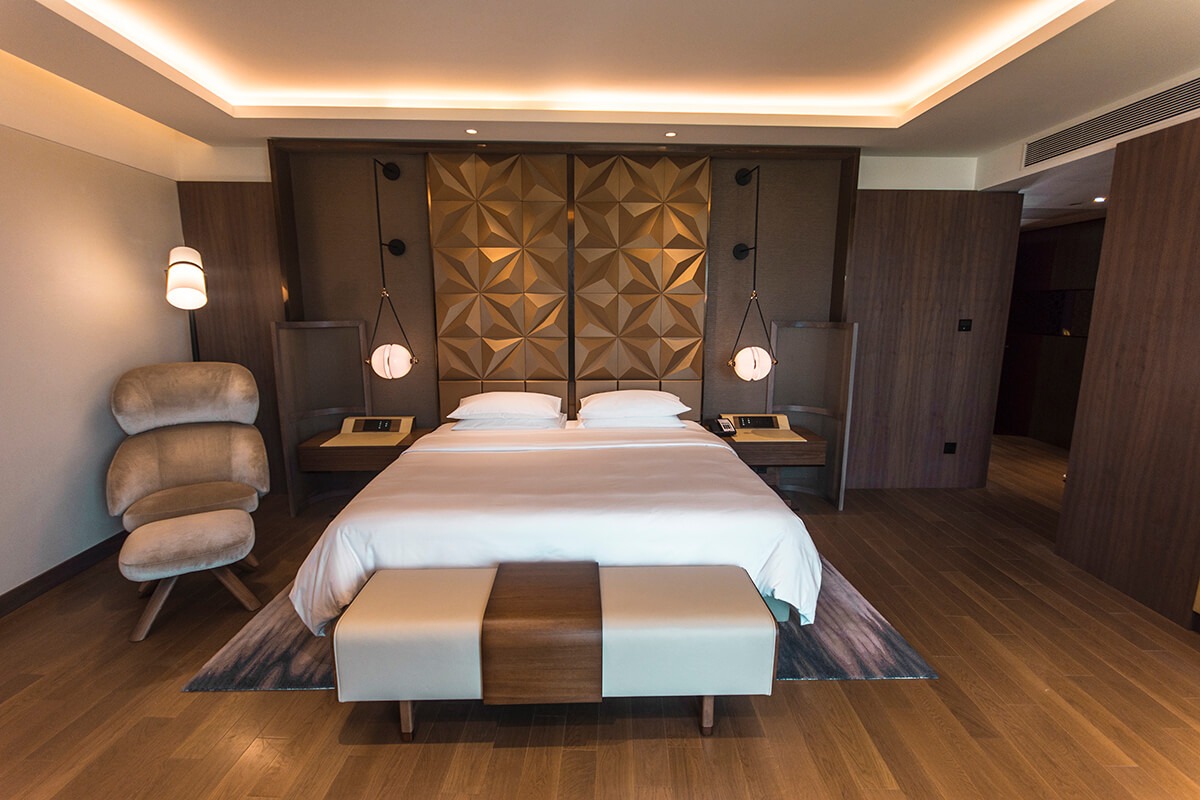 presidential suite bedroom at the grand hyatt kochi bolgatty