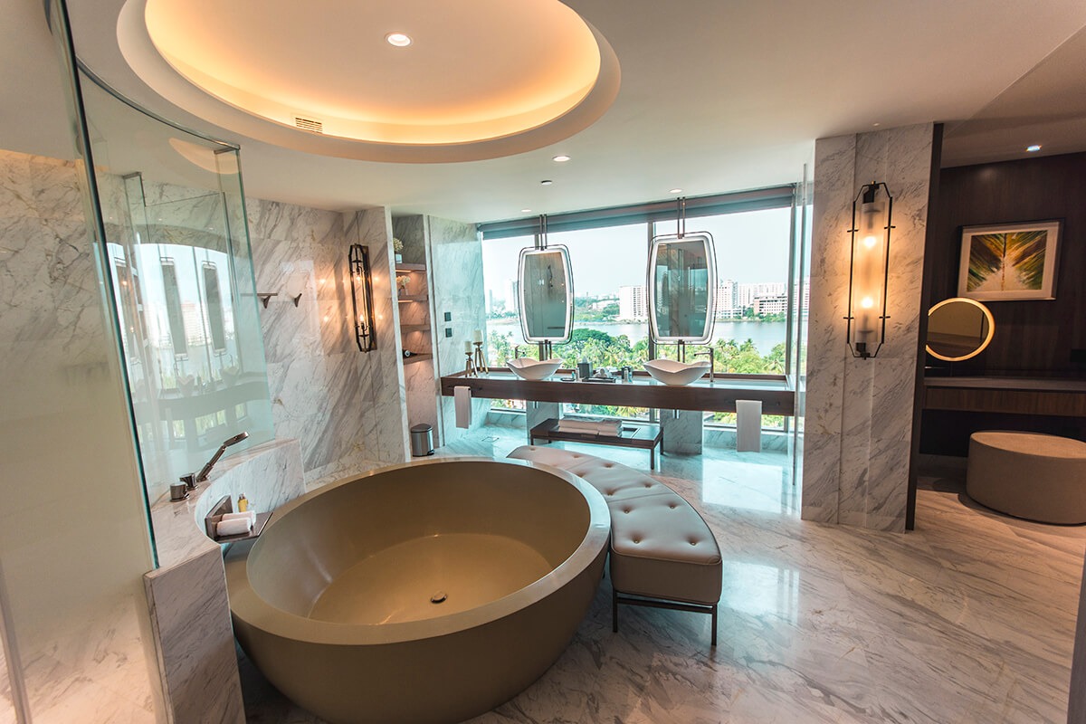 bathtub in the presidential suite at the grand hyatt kochi
