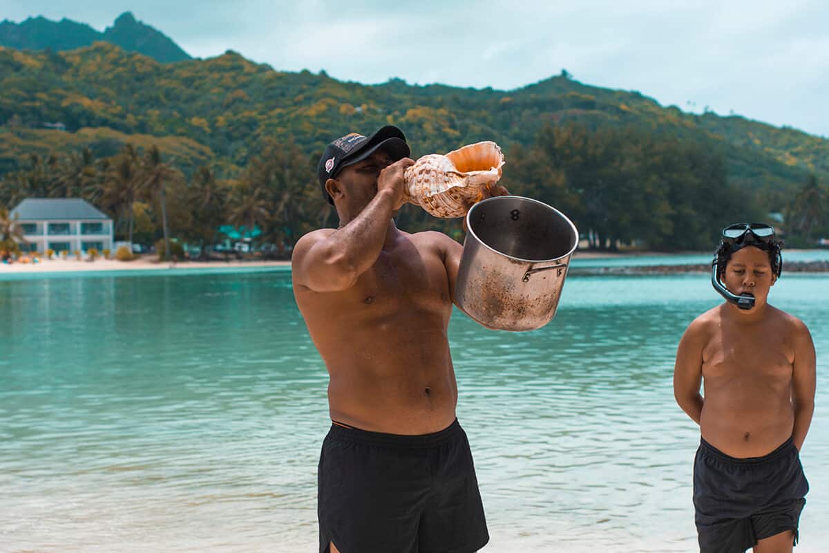 Lagoon Cruise In Rarotonga: Koka Lagoon Cruises Review 14 blowing into a shell rarotonga