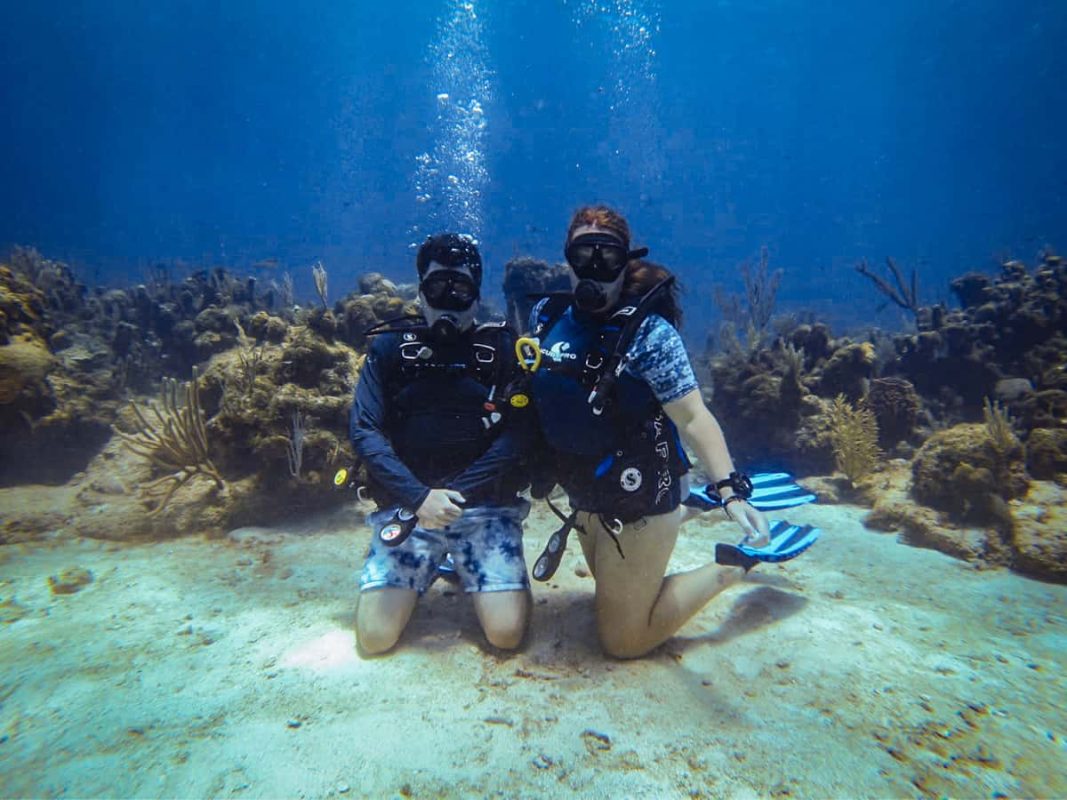 Learn To Dive In Roatan: Scuba Diving Roatan Companies, Prices & What To Expect 35 a quick photo opportunity while we learn to dive in roatan