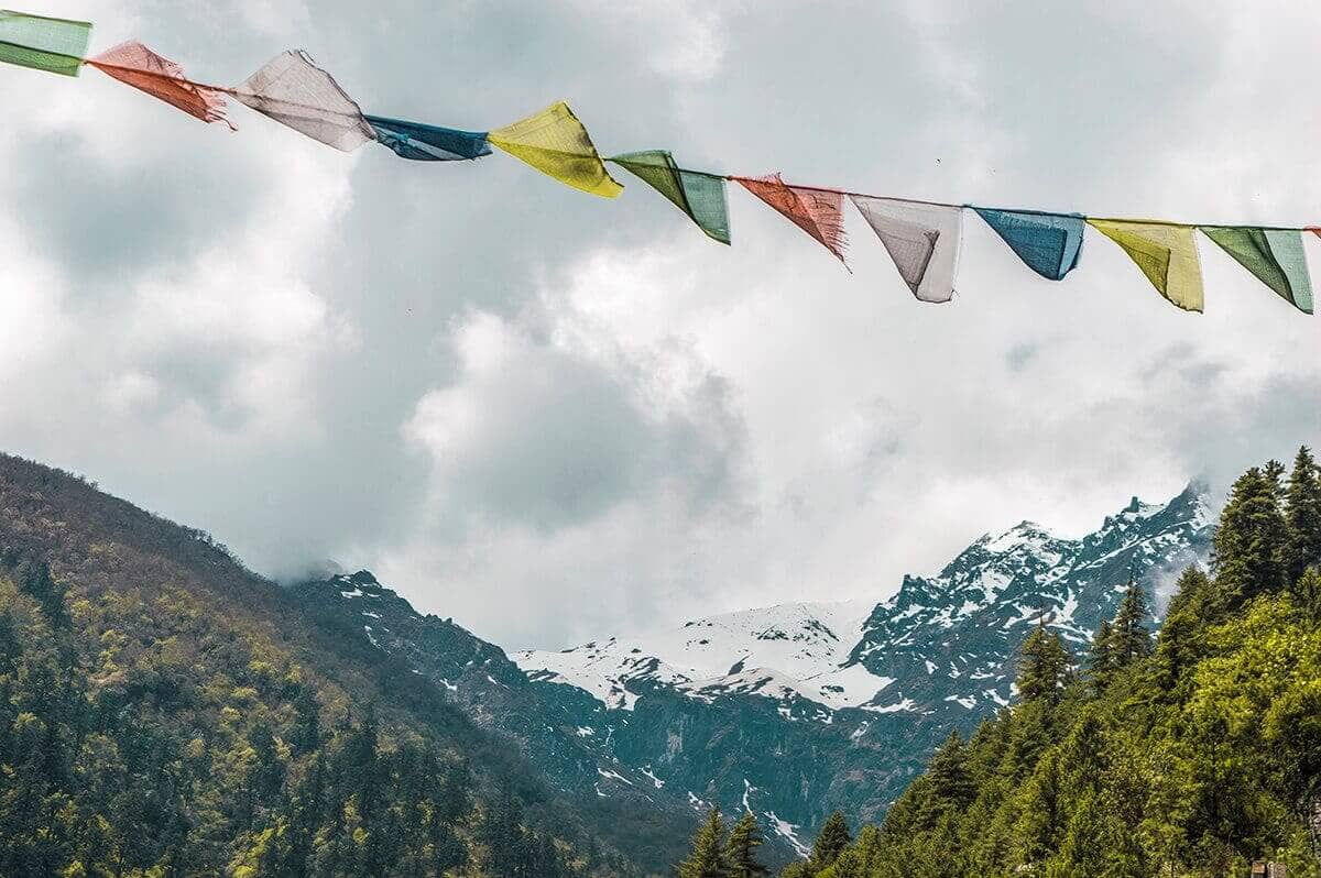 Day 4: Timang To Chame On The Annapurna Circuit 6 pray flags timang to chame annapurna circuit