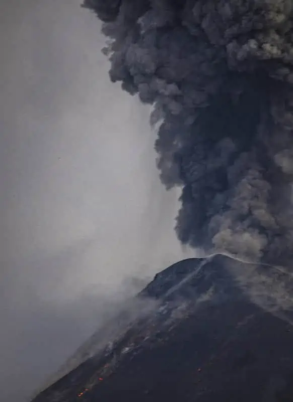 Acatenango Volcano Hike Difficulty: BEST GUIDE (2025) 8 the sky turning dark with rocks and ash flying around during an eruption