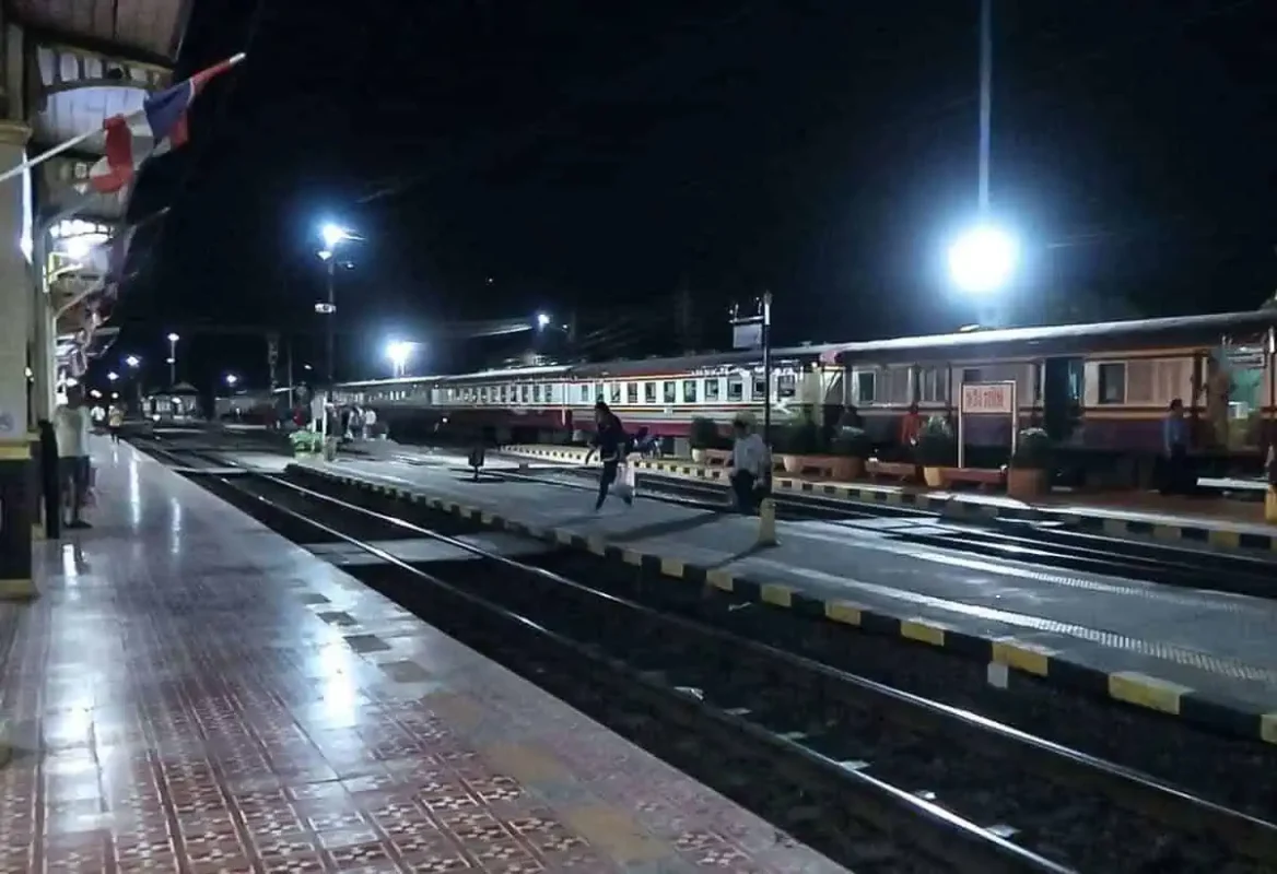 Sleeper Train Bangkok to Chiang Mai: BEST Tips 2025 10 Passengers waiting at the station to board the overnight sleeper train from Bangkok to Chiang Mai.
